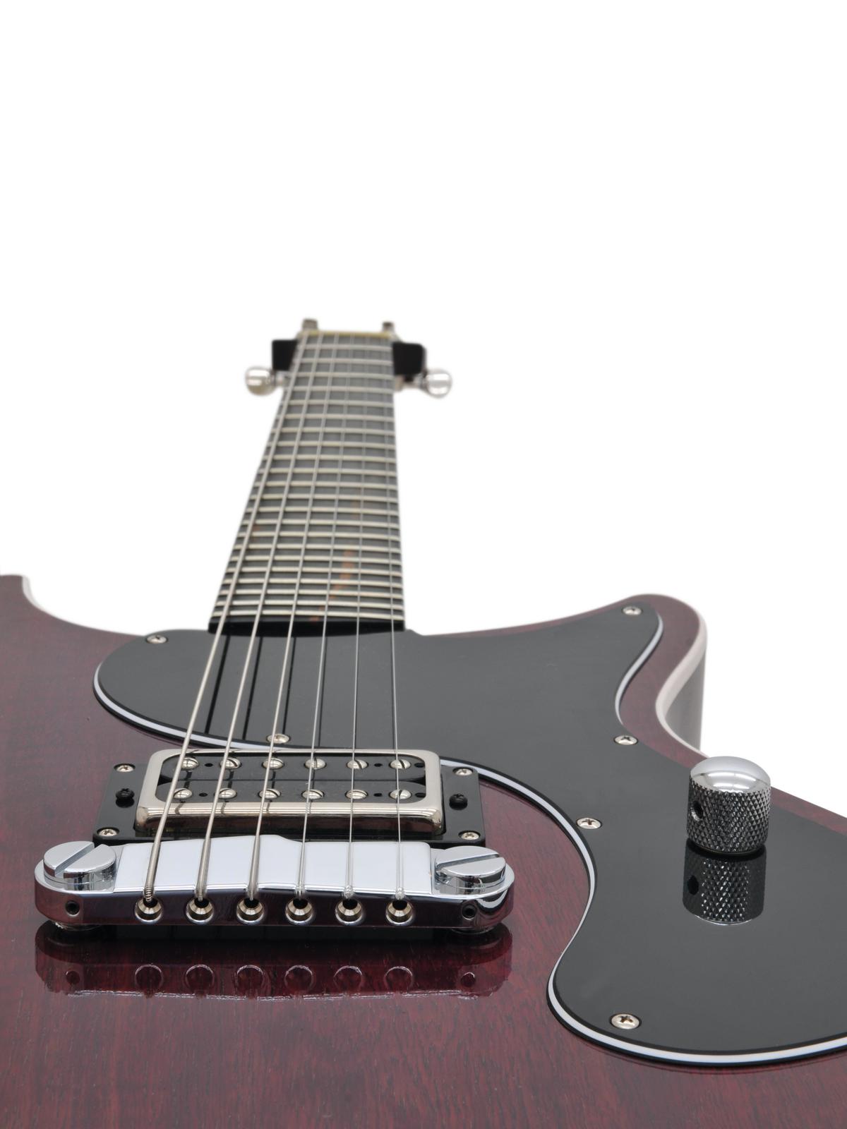 jozsi-lak-rocker-schwarz-rot-gitarre-6