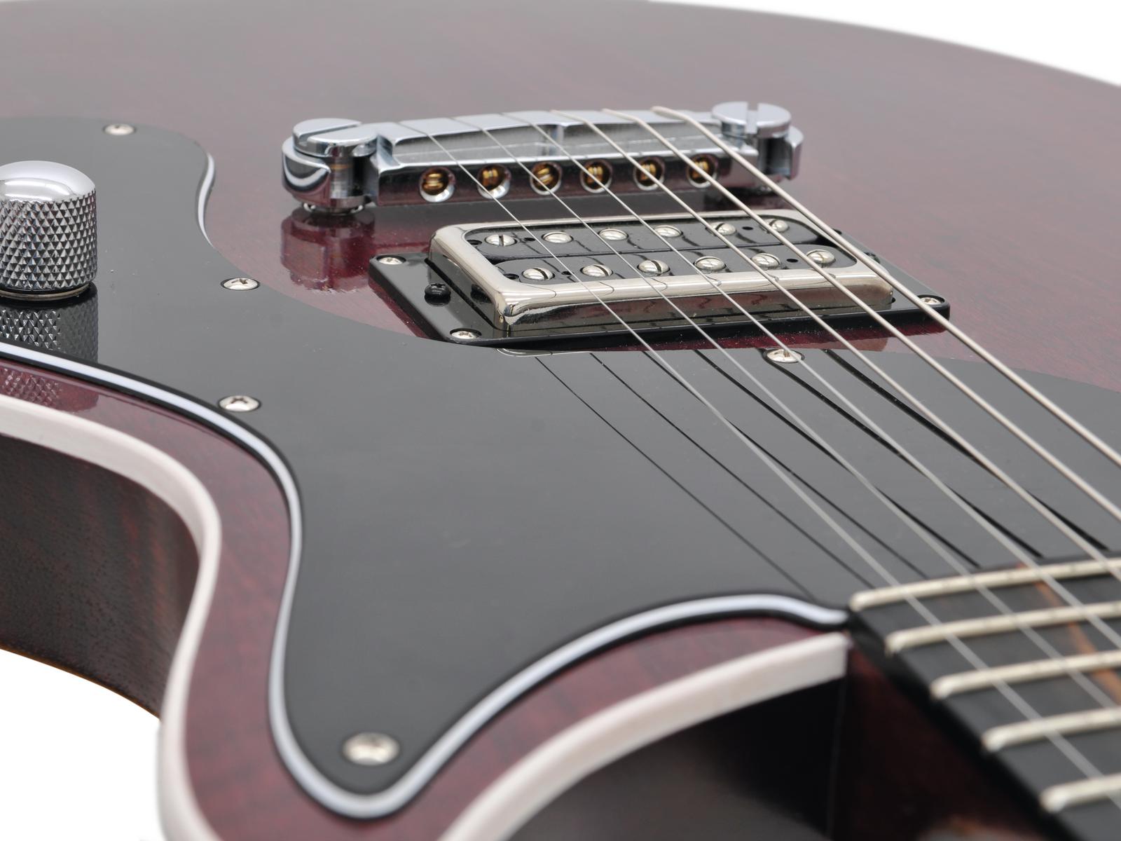 jozsi-lak-rocker-schwarz-rot-gitarre-7